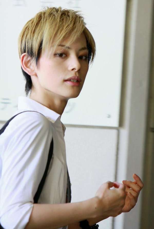 芸能人の男装を貼るトピ