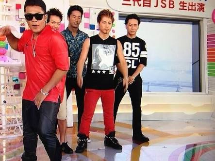 男性芸能人のスタイルの良さが分かる画像