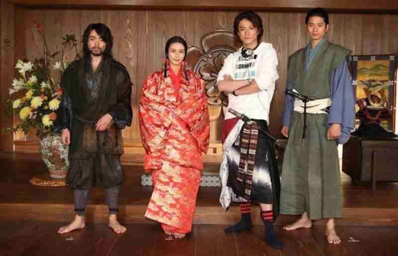 男性芸能人のスタイルの良さが分かる画像