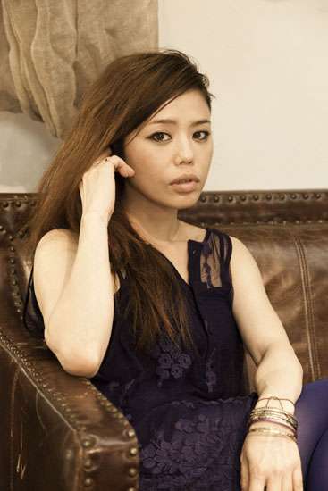 CHARAが18才年下のドラマーと手つなぎデート!