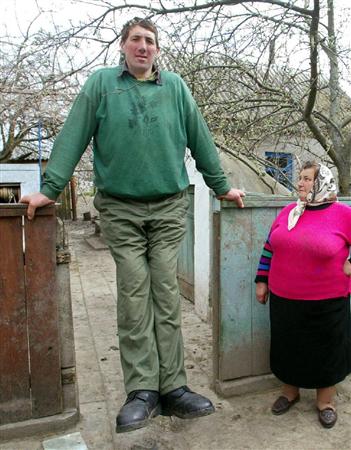 【訃報】身長254cm「世界一長身」の男性レオニド・スタドニクさん(44歳)が死去 | ガールズちゃんねる - Girls Channel