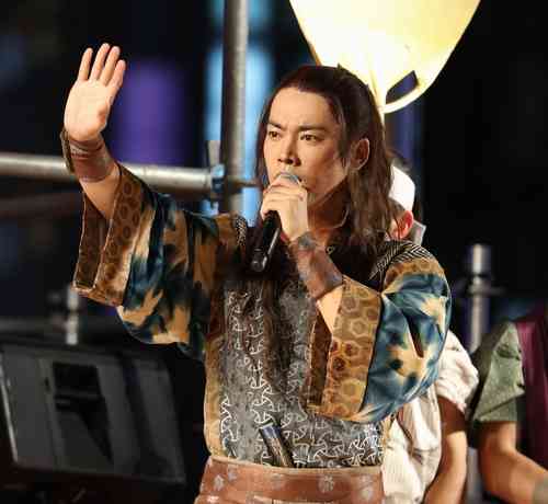 浦ちゃん”桐谷健太が渋谷のど真ん中で熱唱