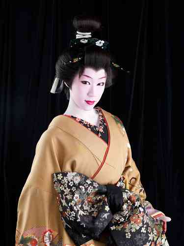 モデル西山茉希、前歯が割れる！現在は接着剤で応急処置