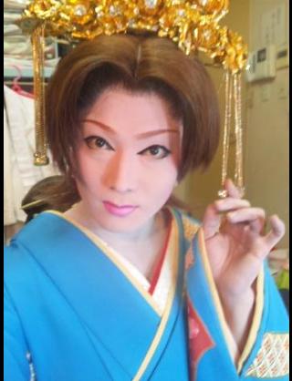 モデル西山茉希、前歯が割れる！現在は接着剤で応急処置