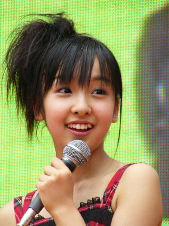 AKB48板野友美、くびれを大胆に露出www