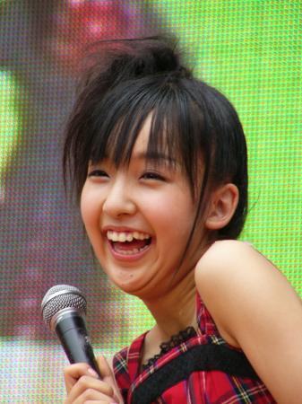 AKB48板野友美、くびれを大胆に露出www