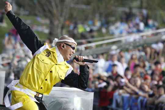 氣志團のドラマー白鳥雪之丞、職業性ジストニアにより活動休止