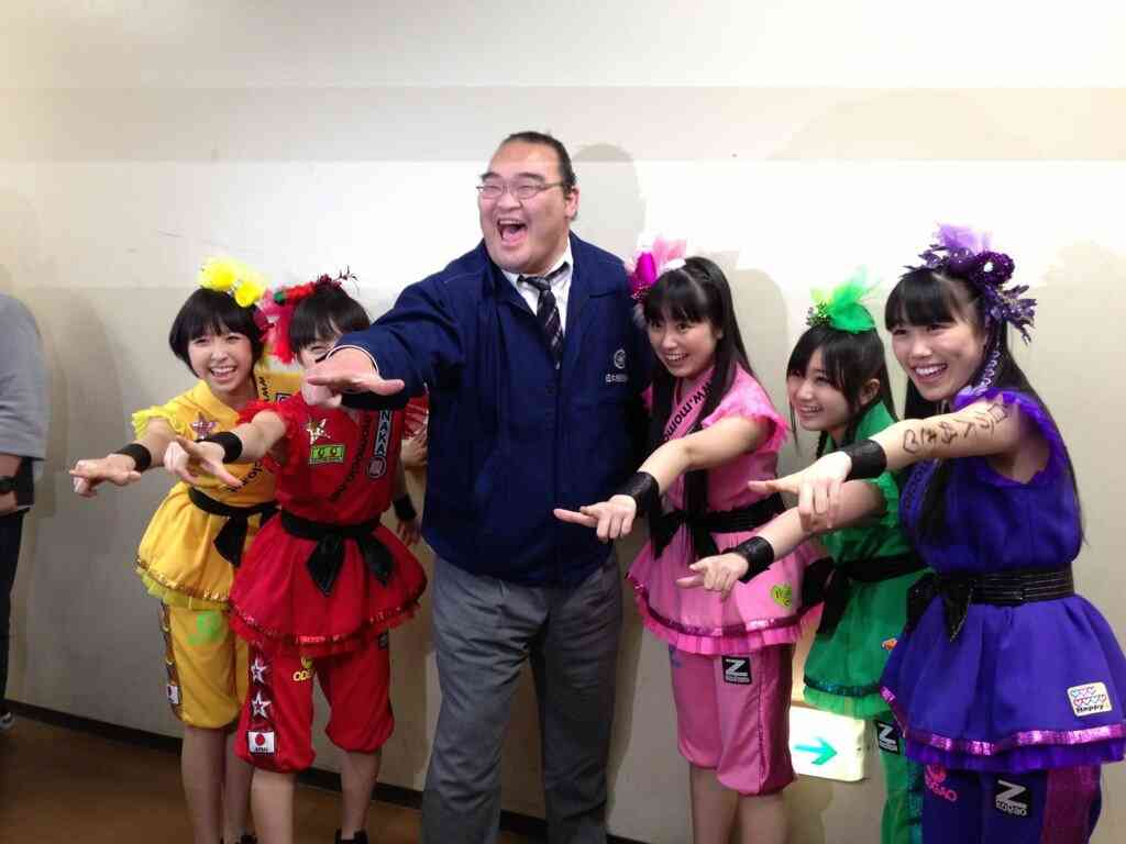 力士とえびぞりジャンプ!ももいろクローバーZがNHK福祉大相撲に登場