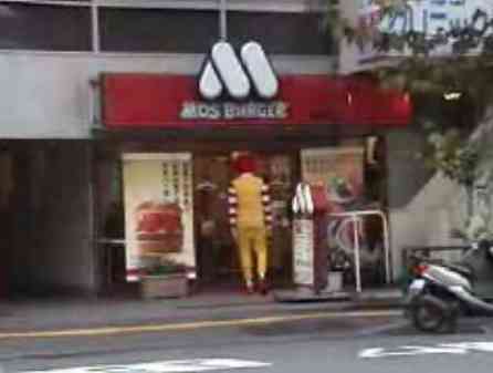 誘拐犯「手をあげろ、おとなしくマクドナルドまで連れて行くんだ」運転手「えっ？」