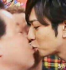 櫻井翔と相葉雅紀が『VS嵐』でまさかのキス！その真相は…