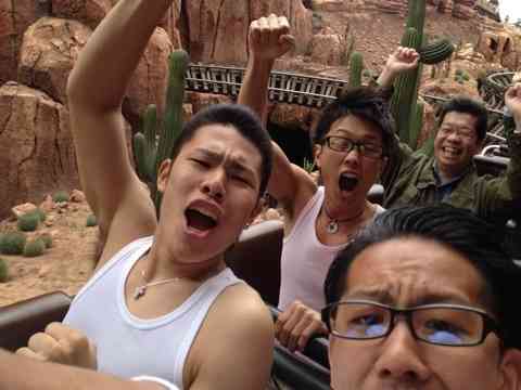 【バカ再び】ディズニーランドで迷惑行為！ ビッグサンダーマウンテンで立ち乗り → 運営中止で数百人に迷惑 → 平気な顔して飯食って「レジェンド！」