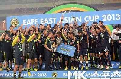 サッカー日韓戦、韓国側応援席に歴史問題の横断幕再び…伊藤博文を暗殺した英雄の肖像画に大きな歓声
