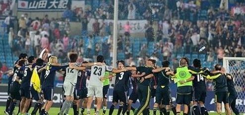 サッカー日韓戦、韓国側応援席に歴史問題の横断幕再び…伊藤博文を暗殺した英雄の肖像画に大きな歓声