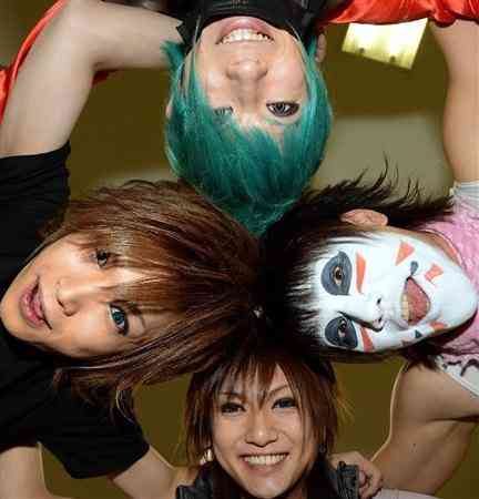 GACKTの40歳の誕生日を、ゴールデンボンバー鬼龍院翔らが祝福