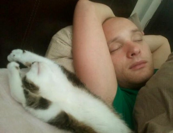 ペットは飼い主に似る?飼い主と同じポーズをとるワンコたちww