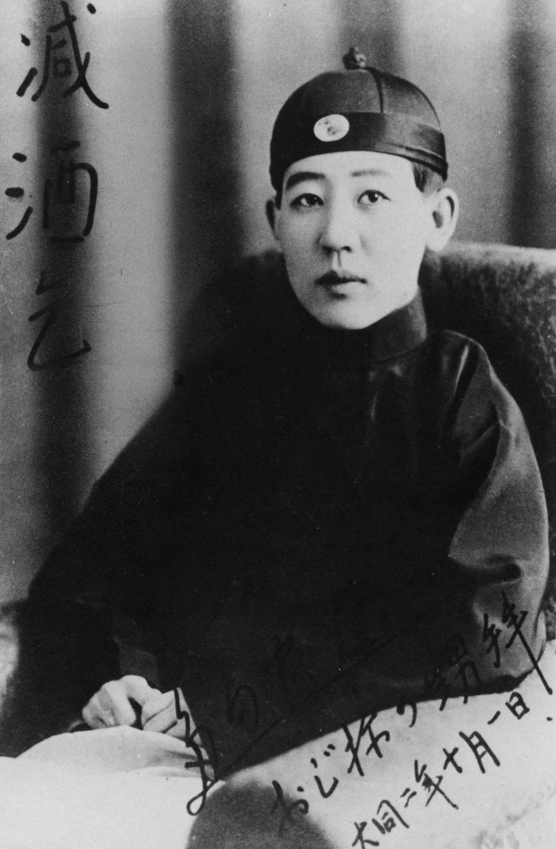 水川あさみの男装姿をご覧ください