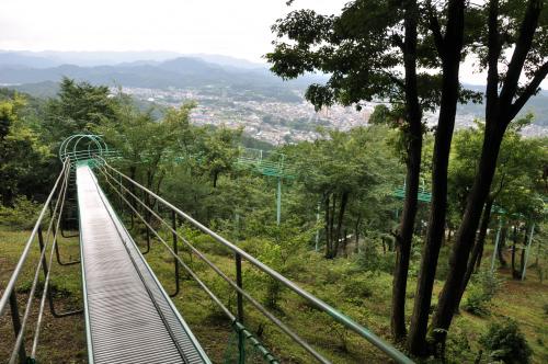 美術館に登場した ”超巨大滑り台”が楽しそう!