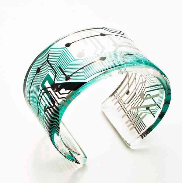 20～30代の女性に人気 …電子部品を使った “理系アクセサリー”が「かわいい！」と話題に