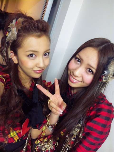 ともちんこと板野友美、AKB48卒業後初仕事で前髪バッサリ＆金髪に変身