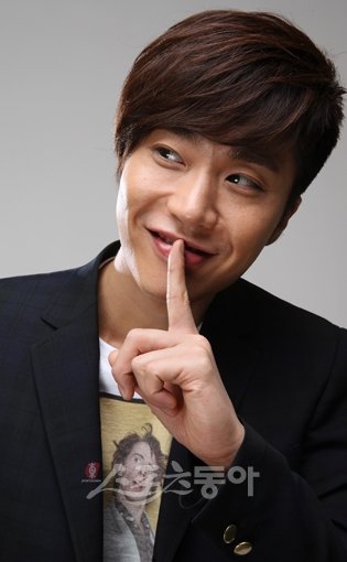 この韓国人歌手のCDジャケットが宇多田ヒカルのパクりだと話題に