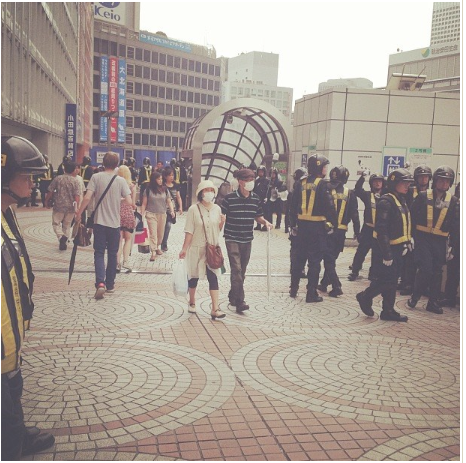 【速報】武装警察も登場！ 新宿がヤバイことになっている
