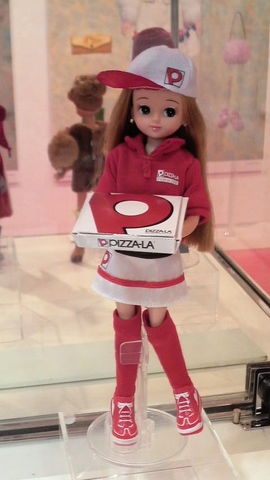 ピザー◯店員、ピザ箱の横でトラップにかかったネズミの死体画像公開→大炎上