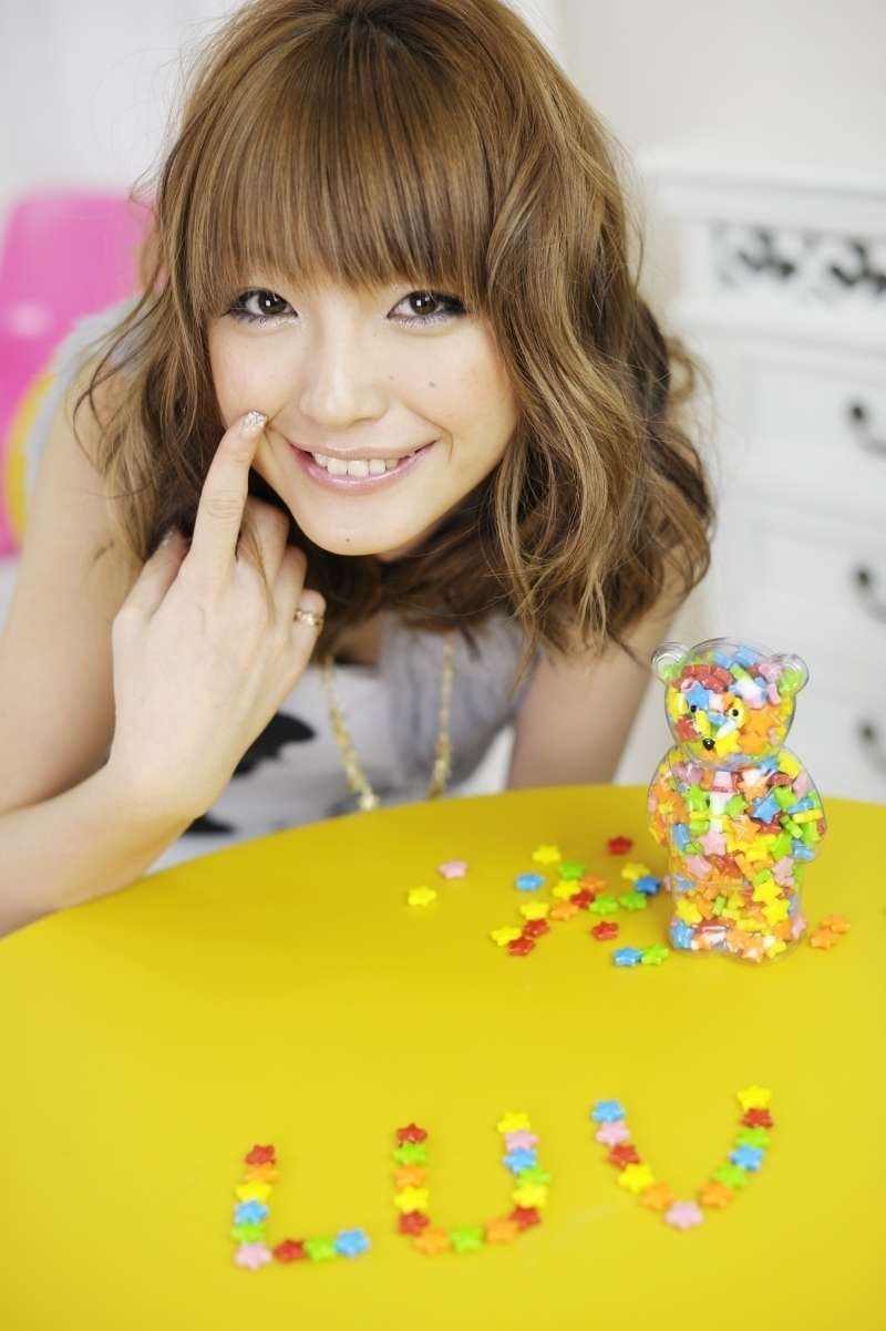 木下優樹菜の眉毛が太すぎるwww