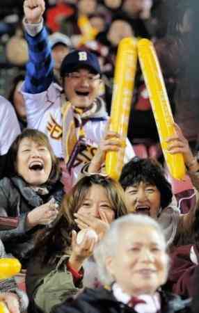 里田まい、日本シリーズ観戦で試合前ノック打球を素手でキャッチ！観客も大興奮