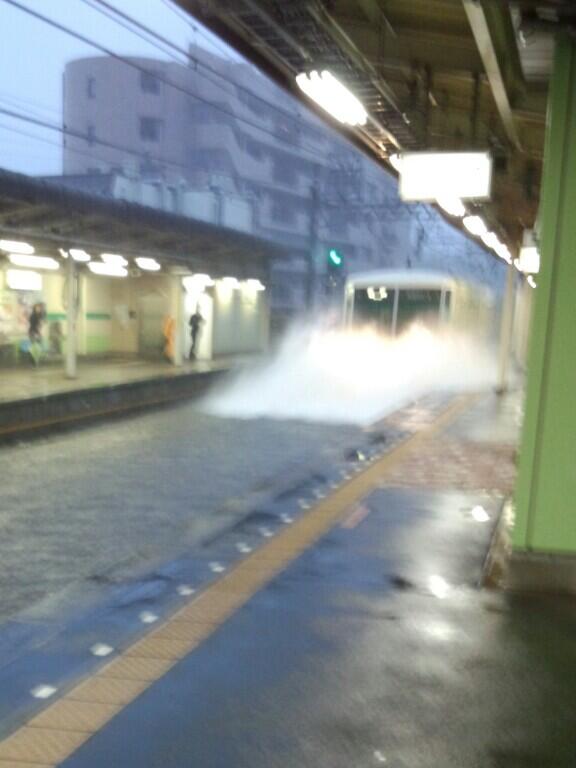 【台風凄すぎ】電車が湖上を走っているようだと話題に