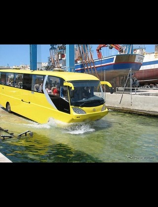【台風凄すぎ】電車が湖上を走っているようだと話題に