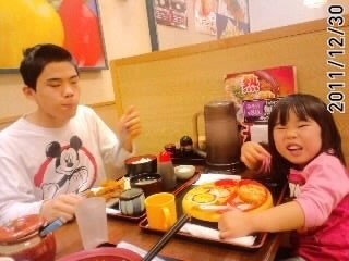 しまむら店員に土下座させ携帯で撮影した女(43)、強要容疑で逮捕！