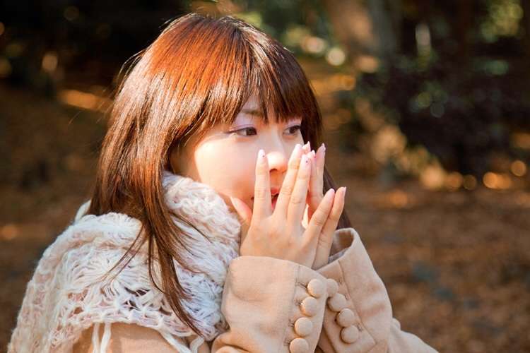 男性が萌える女性の冬小物ランキング3位「モコモコ素材の帽子」2位「耳あて」1位は…