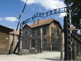 電車の中のベビーカー大論争「迷惑だ！」VS「もっと暖かく見守って」「こっちは弱者」