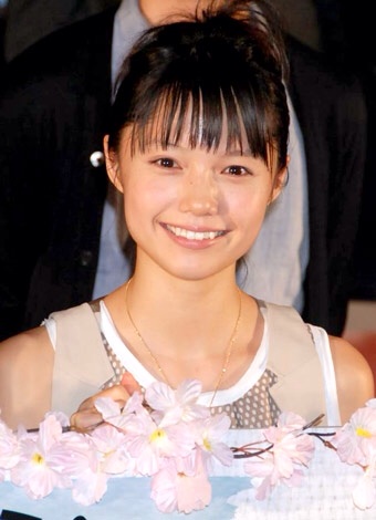 男性が全てを捨てて付き合いたい女性芸能人3位「堀北真希」2位「宮崎あおい」1位は？