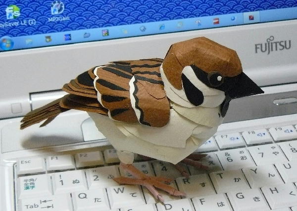スズメバチの巣を乗っ取った勇敢なスズメが激写されるww