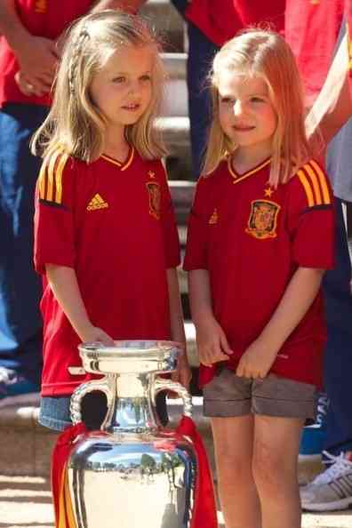 【画像】8歳のスペイン王女のファッションが可愛い