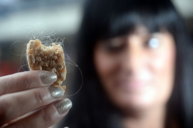 シリアルバーを食べたら口の中に大量の髪の毛がぎっしり…(((( ；ﾟДﾟ)))
