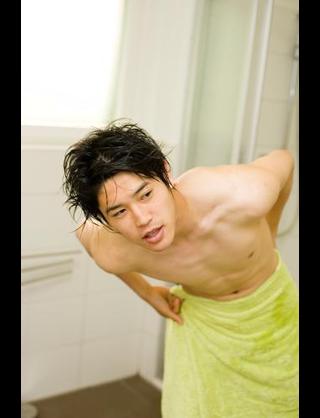 【画像】マドリード市庁舎に登場した、C・ロナウドの15mものパンツ一丁姿がすごい