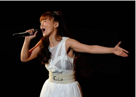 華原朋美7年ぶりソロ公演…“求愛中”の竹田恒泰氏は来場せず花束届けたのみ