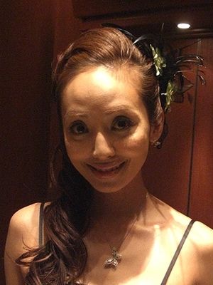 元AKB48板野友美の熱烈なファンが激怒 「ともちんは蟹を食べられるかもしれないが俺はカニカマをつまみにワンカップ飲んでる」