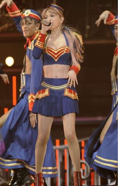 浜崎あゆみの最新画像の腹wwファッションセンスwww
