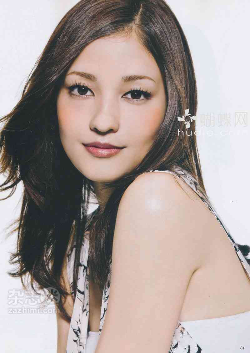 女優業もしつつ歌手としても活躍している人といえば