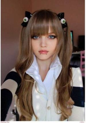 この違和感はいったい…人形にしか見えない世界の美女たちの写真いろいろ