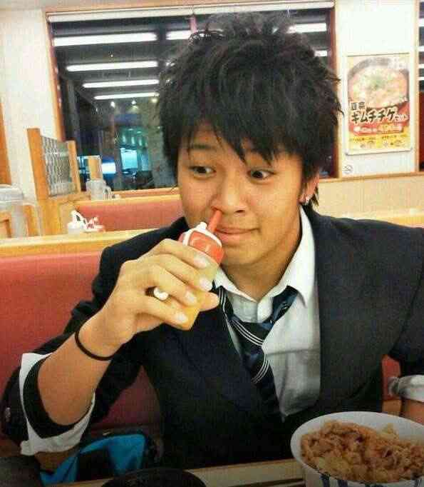 【バカッター】松屋で男子高校生が鼻に七味を突っ込む→大炎上ｗｗ