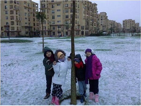 「子供たちが大喜び」…数十年ぶりにエジプト各地で降雪