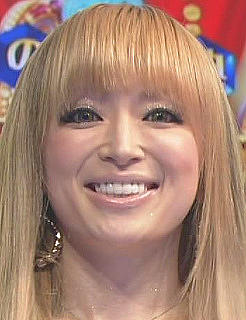 浜崎あゆみ、婚約者“お披露目”！米男性と手をつないでラブラブ帰国