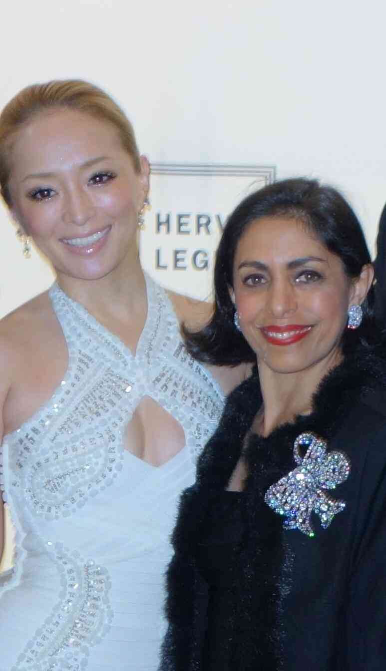 浜崎あゆみ、婚約者“お披露目”！米男性と手をつないでラブラブ帰国