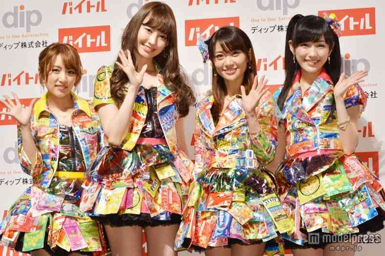 AKB48が波平声優訃報の前でピース写真
