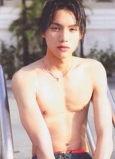 玉木宏、ベッドに寝そべりセクシーボディを披露