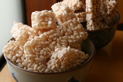 普段は食べないけど、たまに食べてみたいお菓子は？ 「たまごボーロ」「スニッカーズ」
